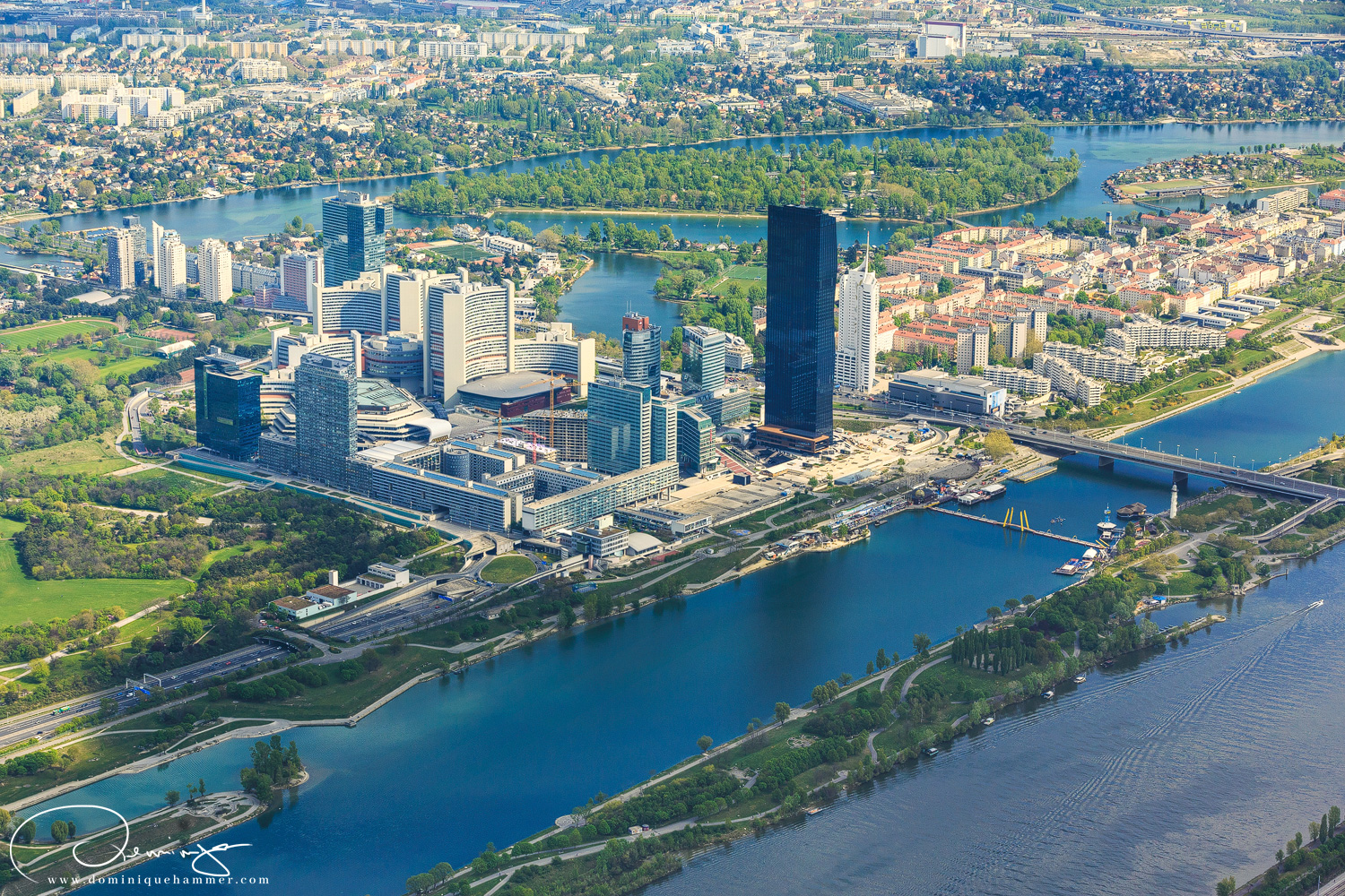 Luftaufnahme von Kaiserm&uuml;hlen und dem Vienna International Center von Fotograf Dominique Hammer