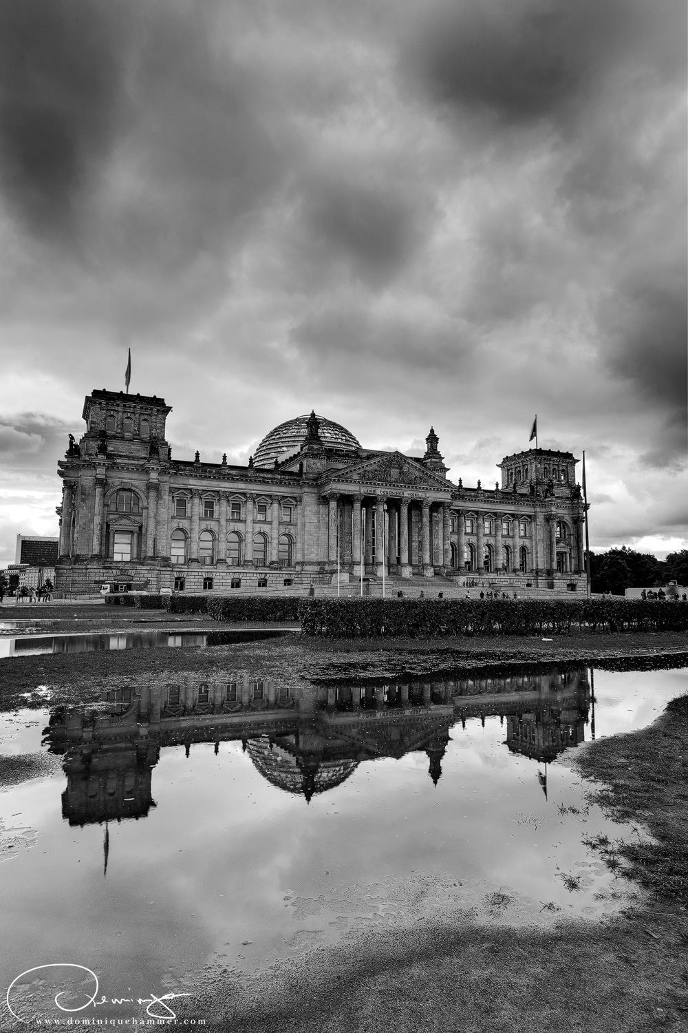 Schwarz-wei&szlig; Aufnahme des deutschen Bundestags von Fotograf Dominique Hammer