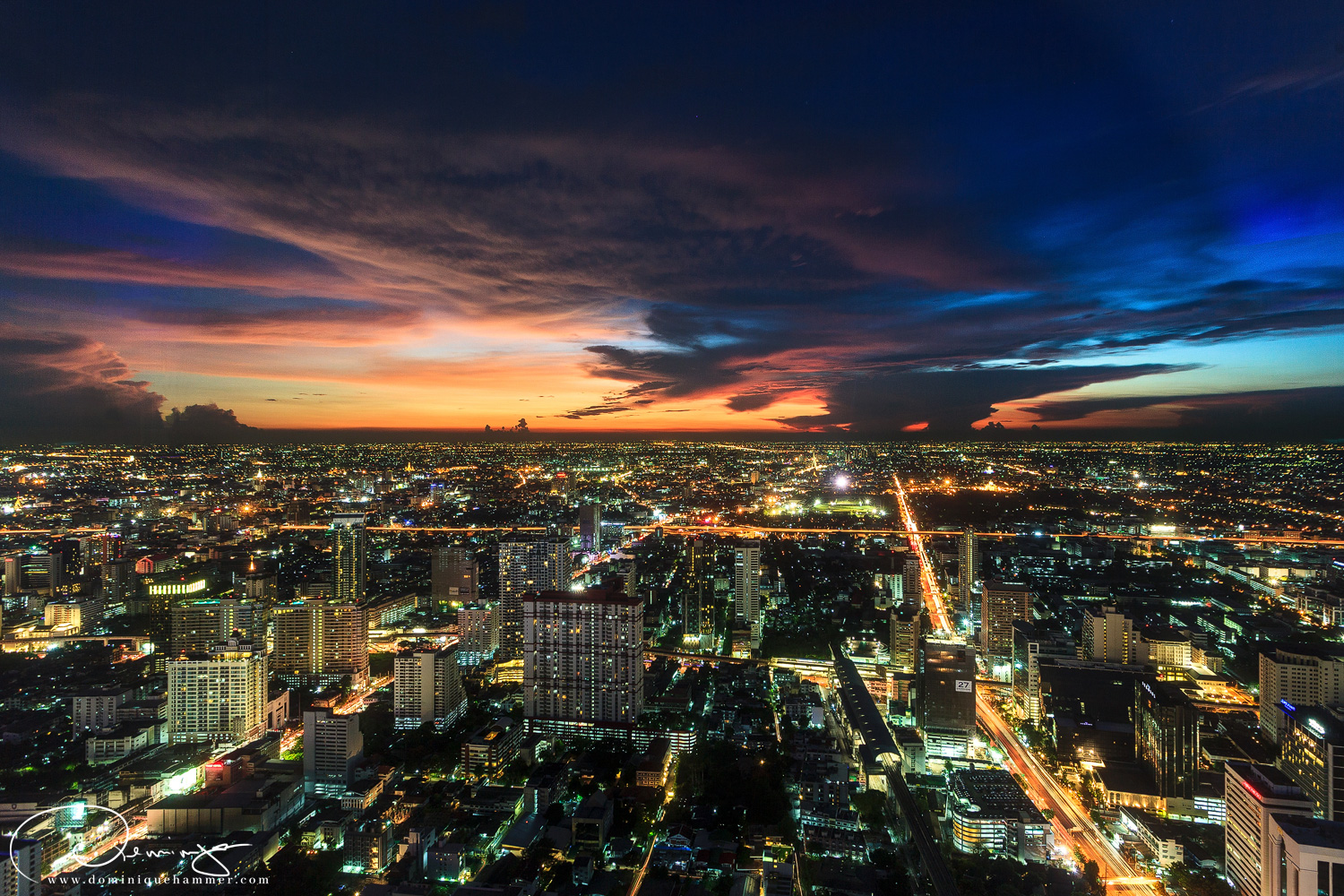 Skyline von Bangkok bei Nacht, von Fotograf Dominique Hammer