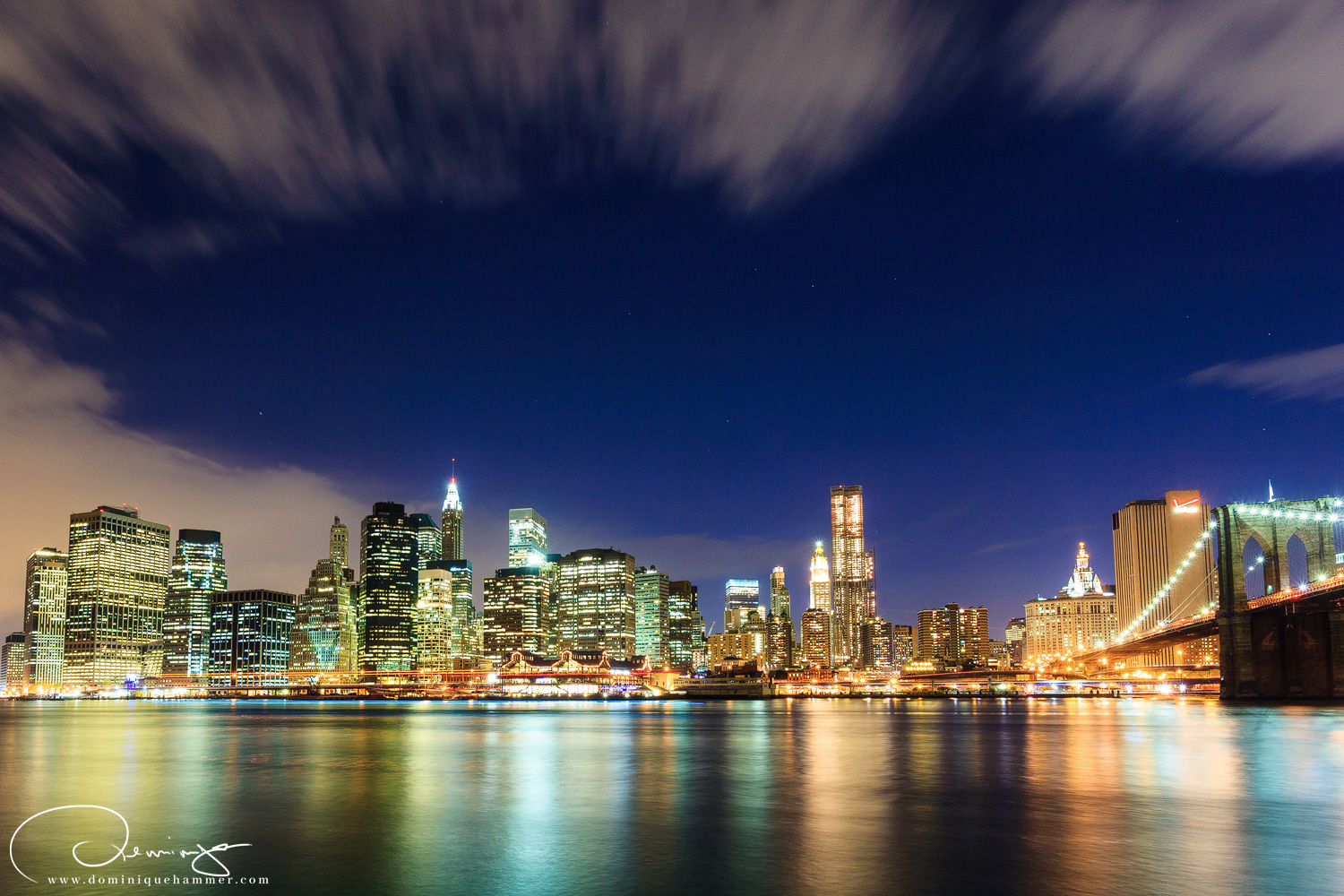 Skyine von Manhattan bei Nacht in New York, von Fotograf Dominique Hammer