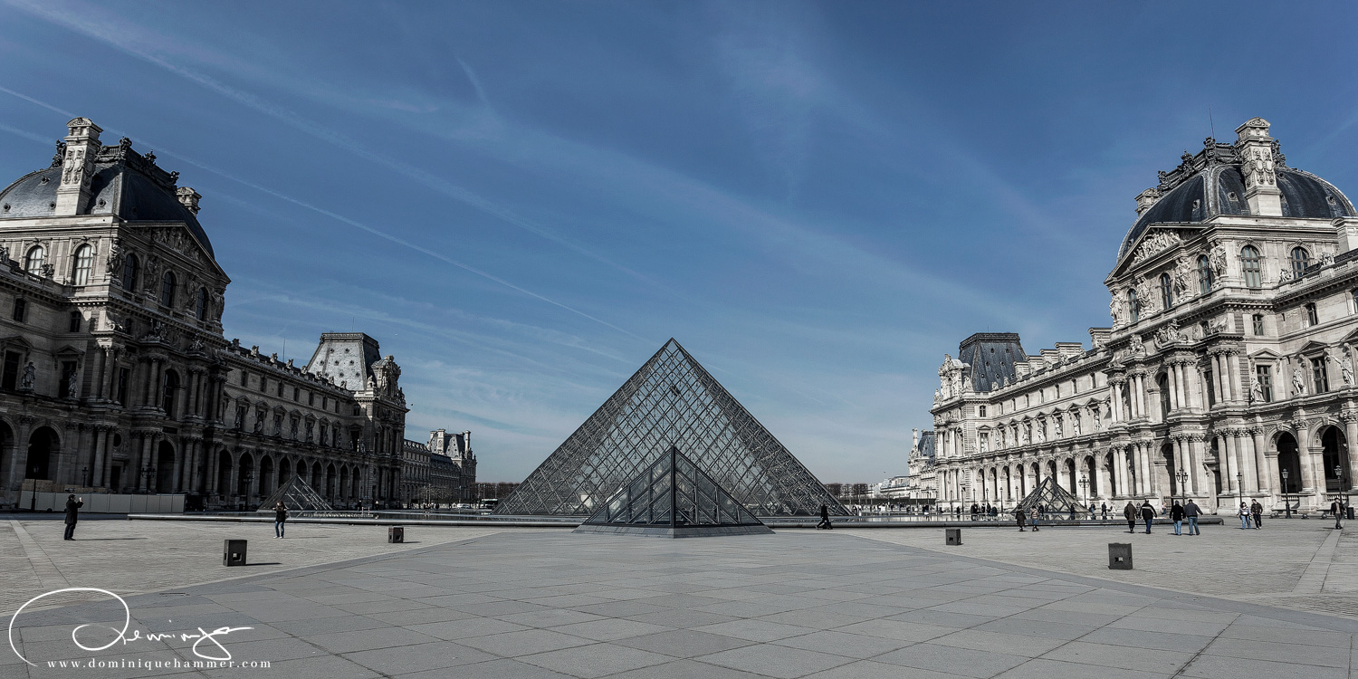 Die Glaspyramide beim Louvre in Paris bei Abendstimmung, von Fotograf Dominique Hammer